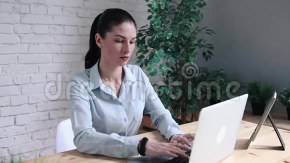 商务女性在使用笔记本电脑时头痛一个穿着又沮丧的女孩摸着她的头视频的预览图