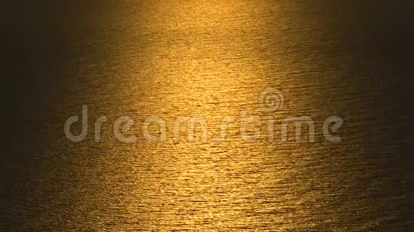 在落日余晖的金色光芒中无边波荡漾美丽的自然视频的预览图