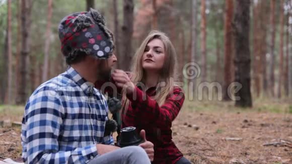 秋天森林里的一对恩爱夫妻戴着帽子视频的预览图