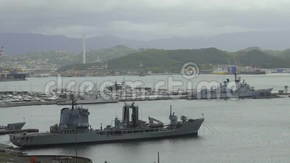 意大利拉斯派西亚市港口补给油船海军辅助船视频的预览图