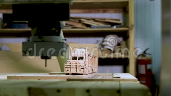 一个木匠正在考虑他的作品一辆木制卡车的模型视频的预览图