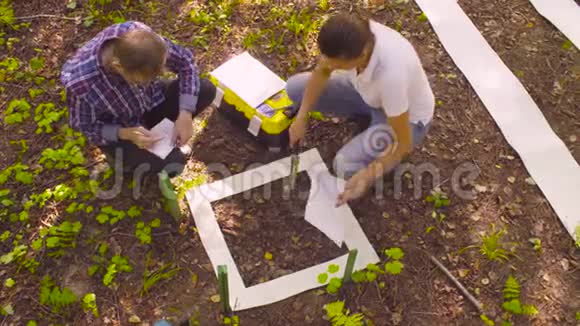两位生态学家在森林中采集土壤样本视频的预览图