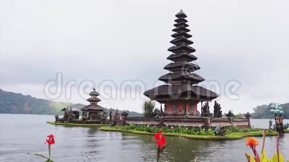 镜头展示印尼巴厘岛上的大水寺普拉乌伦达努布拉丹视频的预览图