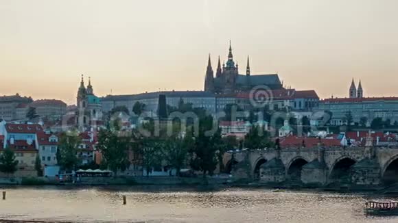 查尔斯桥在维塔瓦河捷克共和国日落时间推移日复一日视频的预览图