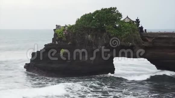 碧波荡漾的景色穿过大海上的岩石在海岸上破碎视频的预览图