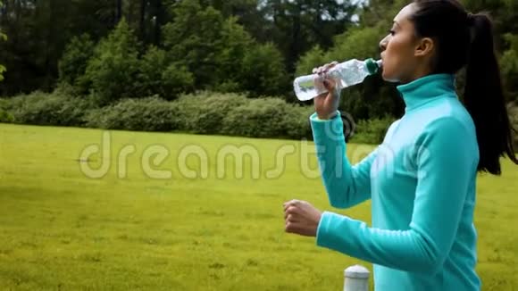 女人跑着喝着一瓶水视频的预览图