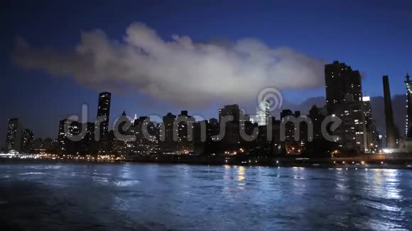 大片的白色雨云在蓝色的傍晚夕阳的天空中缓缓移动笼罩着纽约市中心4k的时光流逝的景色视频的预览图