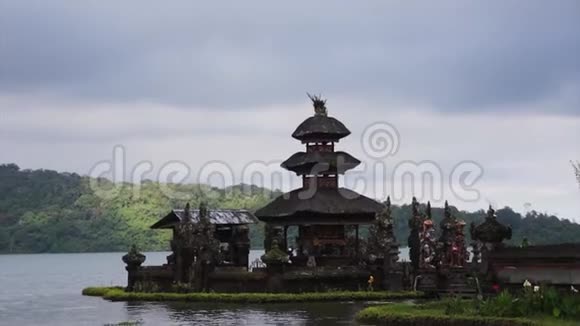 镜头显示印度尼西亚巴厘岛的主要水神庙视频的预览图