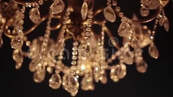 水晶吊灯靠近当代吊灯的水晶视频的预览图