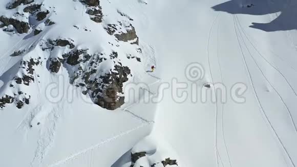 大雪覆盖着一座陡峭的小山一个人在滑雪板上爬4K视频的预览图