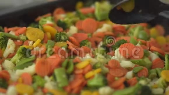 胡萝卜花椰菜芦笋用平底锅炖视频的预览图