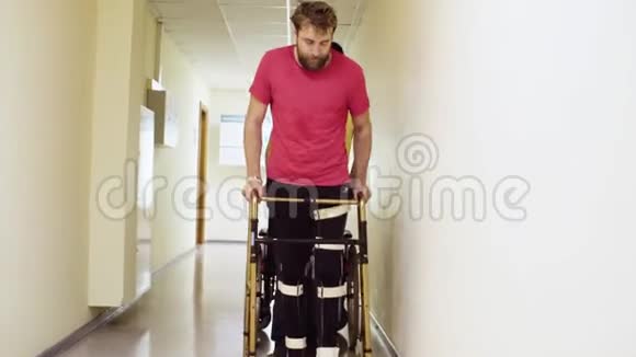 带行走架的矫形器残疾人面部视频的预览图
