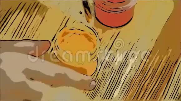 有创意的男孩正在用裸色画笔将黄色颜料混合并搅拌在罐子里视频的预览图