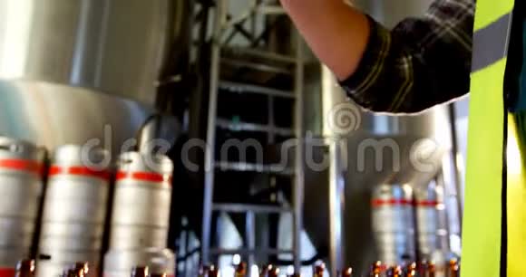 啤酒制造商的特写测试啤酒4k视频的预览图
