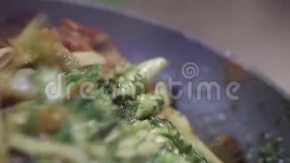 用蒸西红柿洋葱和茄子做通心粉的食品视频的预览图