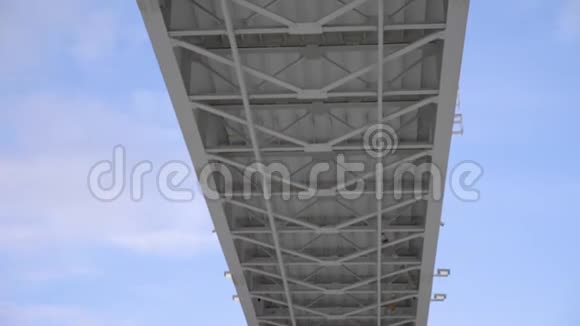 后面有蓝天的金属桥全景式底景视频的预览图