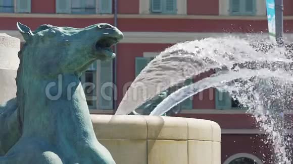 从法国尼斯马塞纳广场阿波罗喷泉流出的水流视频的预览图