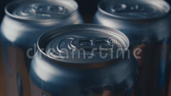 手打开啤酒汽水或能量饮料罐并发出声音的特写镜头视频的预览图