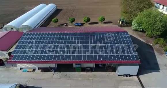 屋顶上的太阳能电池板一个小镇的工业部分屋顶上覆盖着太阳能电池板视频的预览图