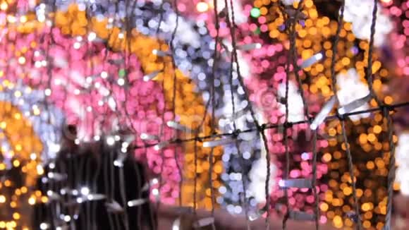 关闭彩色LED灯泡的花环在光隧道圣诞街道装饰新年准备视频的预览图