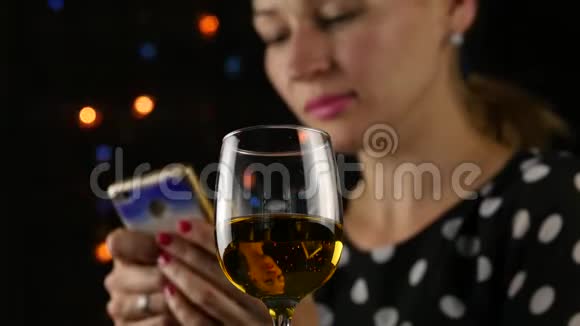 快乐的女人在手机上聊天在黑暗中喝酒节日气氛和庆祝理念4K视频的预览图