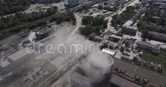 从空中俯瞰从工厂的红白相间的管道视频的预览图