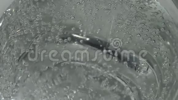 在一个透明的玻璃烧杯里用干净的气泡水靠近视频的预览图