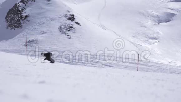 滑雪胜地滑雪者骑在斜坡上突然断裂喷雪晴天视频的预览图
