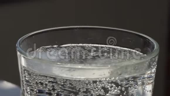 在一个透明的玻璃烧杯里用干净的气泡水靠近视频的预览图