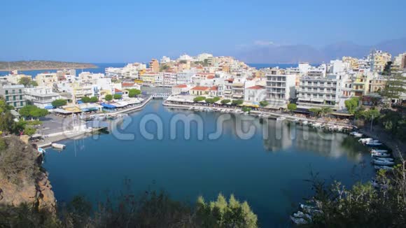 克里特岛地中海镇AgiosNikolaos村湖心视频的预览图
