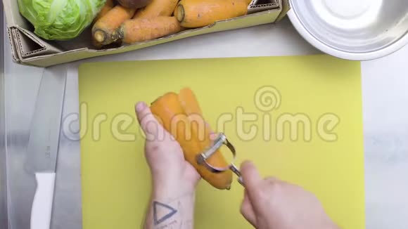 男人用刀子清洗胡萝卜用于清洁蔬菜视频的预览图