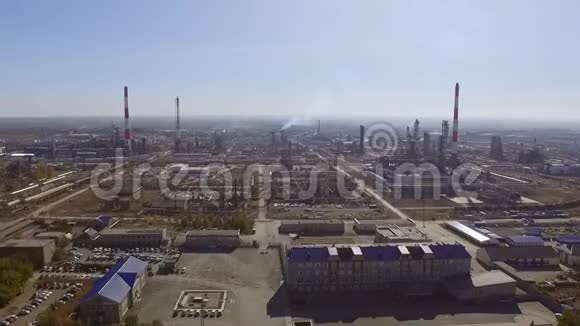 飞过一个巨大的工厂视频的预览图