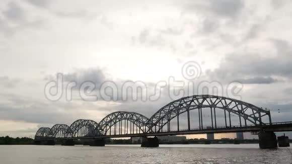 桥河日出多云视频的预览图