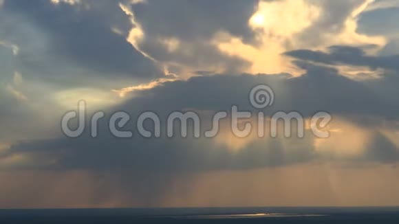 太阳光线的天空云时间流逝视频的预览图