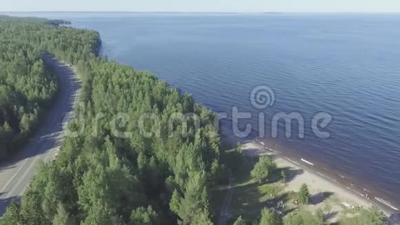 高速公路和森林湖上方的空中飞行风景视频的预览图