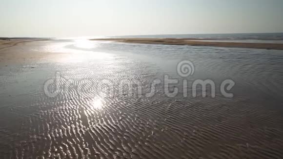 带肋的沙子波罗的海海湾海滩与白沙在日落4K视频与缓慢的相机运动和内部视频的预览图