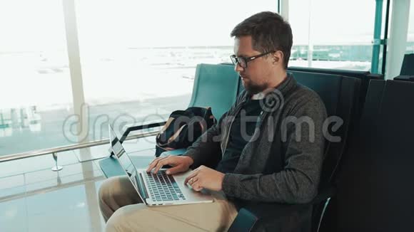 在机场带笔记本电脑的男游客视频的预览图