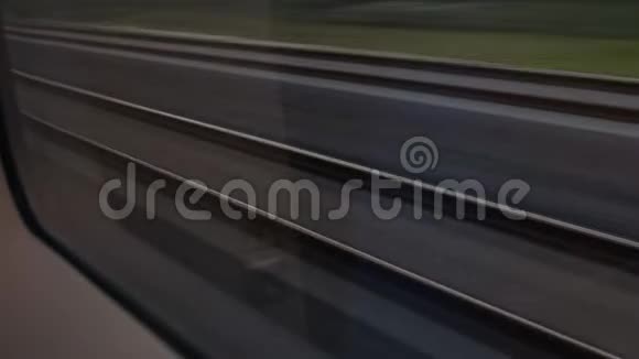 在铁路上行驶循环视频的预览图