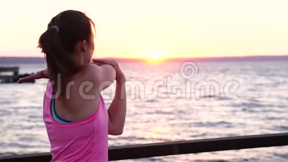 健身女性在日落时练习运动视频的预览图