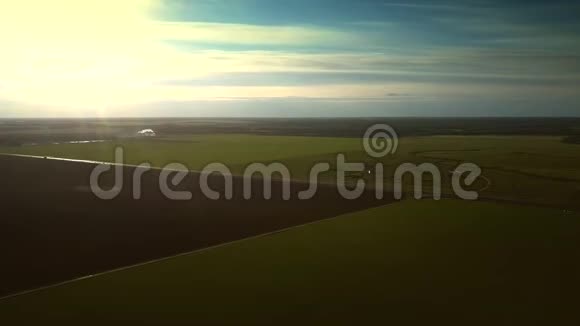日落时分带田野的田园风光视频的预览图