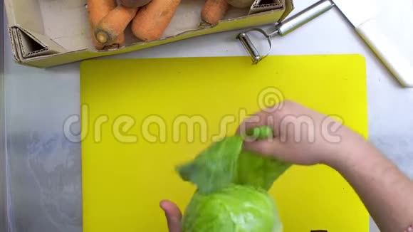 蔬菜沙拉的准备新鲜的卷心菜开始切割视频的预览图