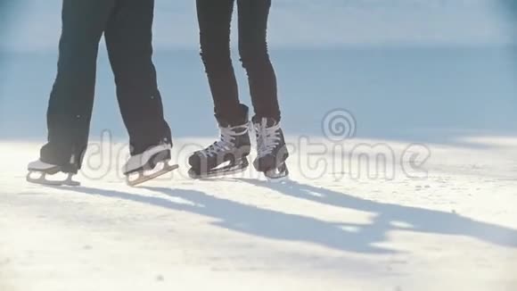 两个十几岁的女朋友学习滑冰和玩得开心双腿合拢视频的预览图