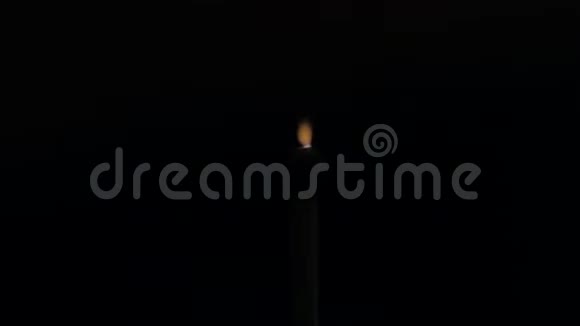 一根木火柴在完全黑暗中燃烧从黑色背景上的火焰中消失点燃和燃烧直到视频的预览图