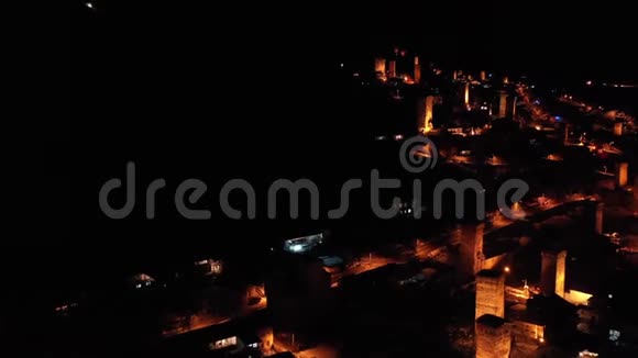 格鲁吉亚梅斯蒂亚一个有中世纪守卫塔的村庄夜间的空中镜头视频的预览图