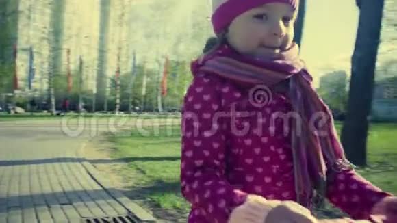 小女孩骑着滑板车视频的预览图