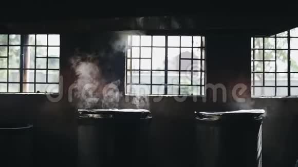 窗户附近的厨房里有烟壶食物是用带盖的大锅炉煮的视频的预览图