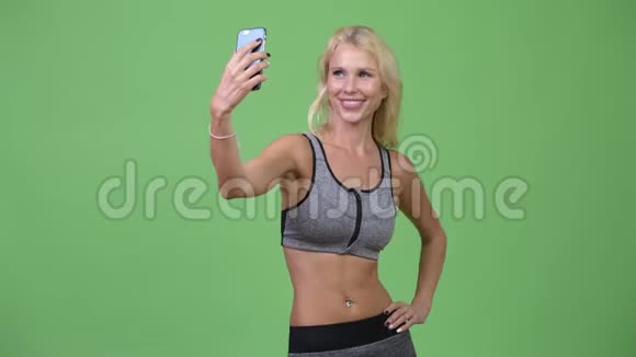 年轻快乐的美女自拍准备健身房视频的预览图