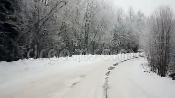 驱车穿越冬林雪道初观在stealicam的窗户外的摄像头开着警车视频的预览图