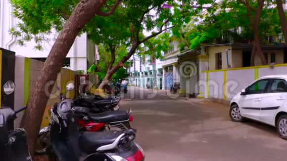 印度空荡荡的街道摩托车和汽车停在外面潘家屋外部拍摄视频的预览图