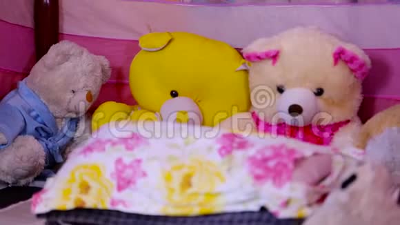 儿童卧室带泰迪熊在床上在家里放大视频的预览图